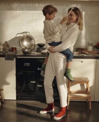 Ideal für Zuhause: FALKE Stoppersocken mit atmungsaktiver Wolle und Plüsch für ultimativen Komfort.