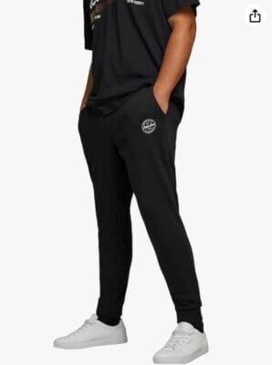 Stilvoll entspannen mit der JACK & JONES Jogginghose, weiches Material, perfekt für Freizeit und Sport.
