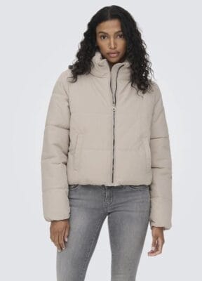 Entdecke Wärme und Stil mit der ONLY ONLDOLLY Daunenjacke, ideal für kühle Tage.