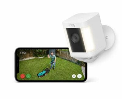Maximiere deine Sicherheit mit Ring Spotlight Kamera Plus: 20 Stunden Akku, HD-Video, farbige Nachtsicht.