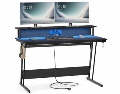 Verbessere dein Spielerlebnis mit dem VASAGLE Gaming Schreibtisch: LED-Beleuchtung, robustes Design, multifunktional.