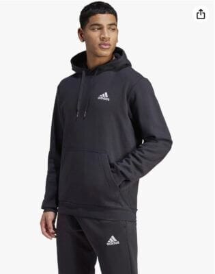 Erleben Sie Komfort mit Stil: adidas Herren Hoodie in Schwarz mit weißem Logo, aus Fleece-Mischung.