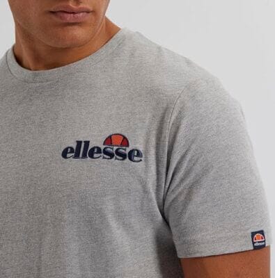 Entdecke das ellesse Voodoo T-Shirt in Grey Marl: 100% Baumwolle, gesticktes Logo, klassische Passform.