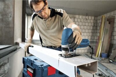Bosch GST 90 E Stichsäge – 650 Watt, präzise Schnitte, werkzeugloser Sägeblattwechsel und vielseitiges Zubehör.