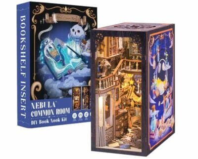 Fantastische Buchstütze: CUTEBEE Nebula Common Room mit lebendigen Details und einfachem DIY-Aufbau.