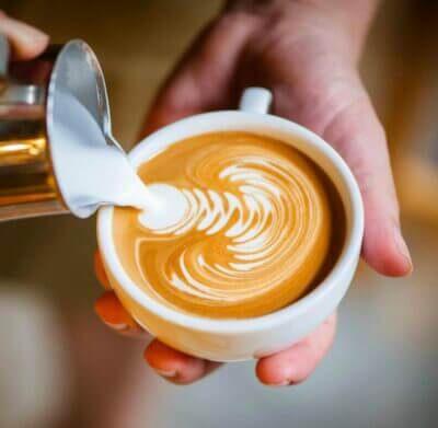 Espresso mit Milchschaum angerichtet