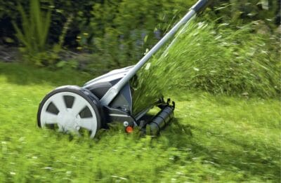 Perfekte Rasenpflege: Gardena Classic Spindelmäher für kleine Gärten, sauberer Schnitt wie mit einer Schere.