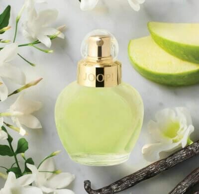 JOOP! All About Eve Eau de Parfum auf dekorativem Hintergrund