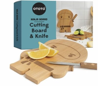 Ninja-Design: OTOTO Schneidebrett aus Holz mit integriertem Messerschlitz, perfekt für Obst und Gemüse.