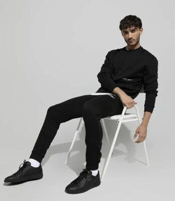 PUMA Herren Sneaker schwarz Tragebild Mann