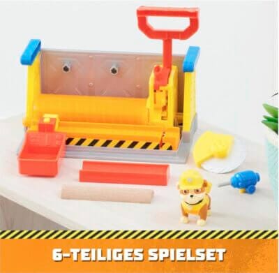 Spielspaß ab 3 Jahren: Rubble & Crew Werkstatt-Set mit Sand, Werkzeugen und Figur.
