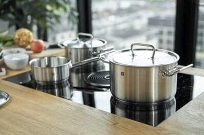 Vielseitigkeit in der Küche: ZWILLING Töpfe mit Aluminiumkern, Schüttrand und ergonomischen Griffen.