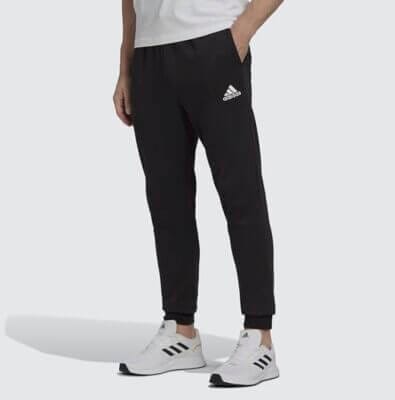 Praktisch und modern: adidas Tapered Pants mit weißem Logo, Taschen und schmaler Passform.