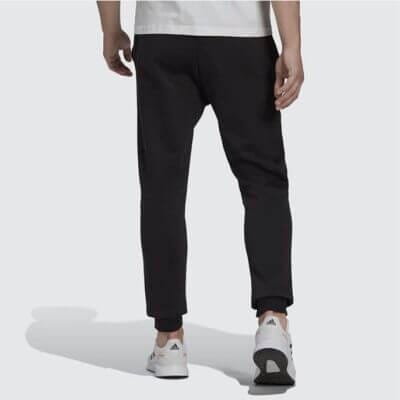 Komfort trifft Stil: adidas Essentials Fleece Pants, ideal für Freizeit und Sport, in Schwarz.