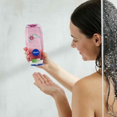 Nivea Duschgel unter der Dusche von Frau benutzt