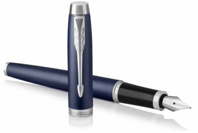 Eleganter Parker IM Füllfederhalter: Feine Feder, matte blaue Oberfläche, perfekt für anspruchsvolle Schreiber.

