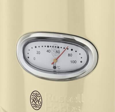 Genieße schnelles Kochen mit Russell Hobbs Wasserkocher, Retro Creme Design, energiesparende Schnellkochfunktion.