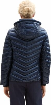 Pflegeleichtes Material und modernes Steppmuster für vielseitige Looks.
