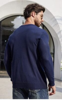 Herren Strickpullover dunkelblau Tragebild Rückenansicht