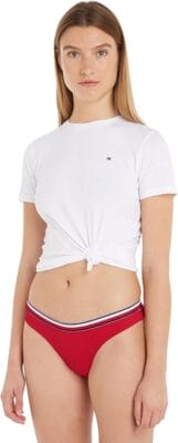 Die Tommy Hilfiger Damen Bikinihose begeistert mit einem sportlichen High-Leg-Schnitt und moderater Bedeckung.