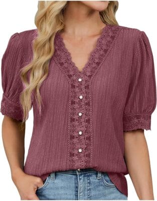 Luftige Damenbluse mit Spitzen-Details und V-Ausschnitt für einen femininen Look.
