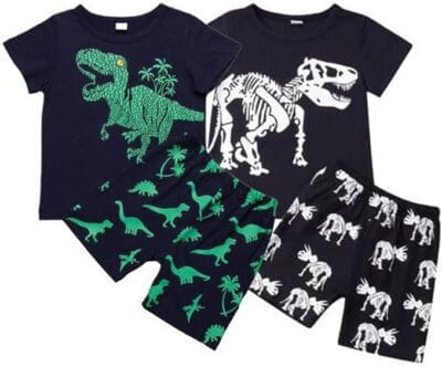 Zweiteiliges Pyjama-Set mit kurzärmeligem Shirt und bequemer Hose für Jungen.
