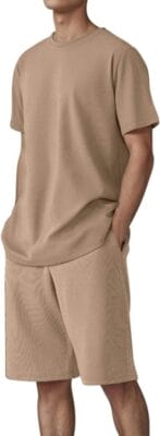Leichtes Sommer-Set für Männer mit T-Shirt und Shorts.

