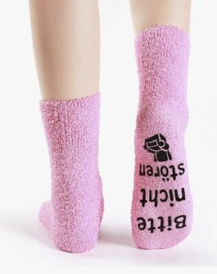 Muttertags Geschenk Socken mit Spruch Tragebild