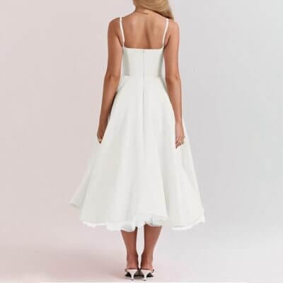 Das Kleid ist leicht, luftig und perfekt für heiße Sommertage.
