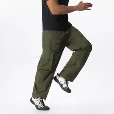 Einfarbige Freizeithose mit Stretch und Kordelzug.
