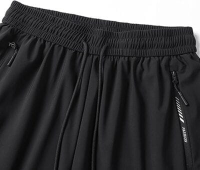 Die Damen Shorts aus Eisseide sind leicht, atmungsaktiv und perfekt für sportliche Aktivitäten im Sommer.