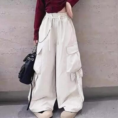 Lässige Mädchenhose mit elastischem Bund für maximale Bewegungsfreiheit.

