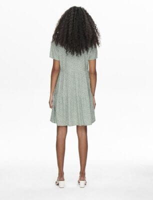 Leichtes, kurzes ONLY Female Kleid mit V-Ausschnitt und kurzen Ärmeln.
