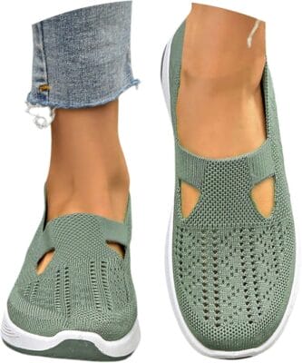 Leichte Sommerschuhe mit atmungsaktivem Material und weiter Passform.
