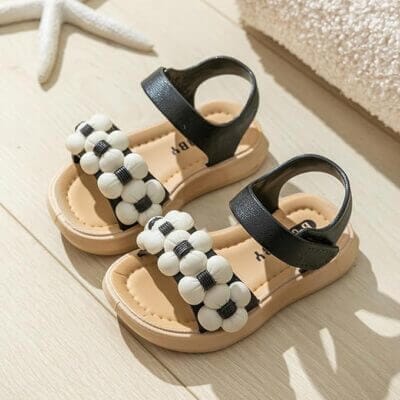 Sommerliche Strandsandalen mit weicher, rutschfester Sohle.
