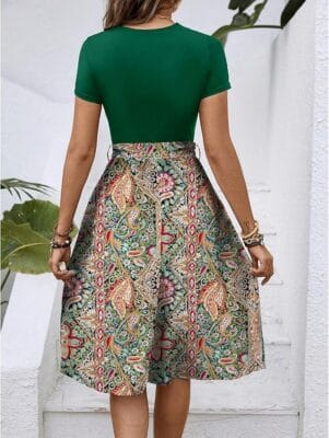 Feminines Midikleid mit floralen Details und taillierter Schnürung.
