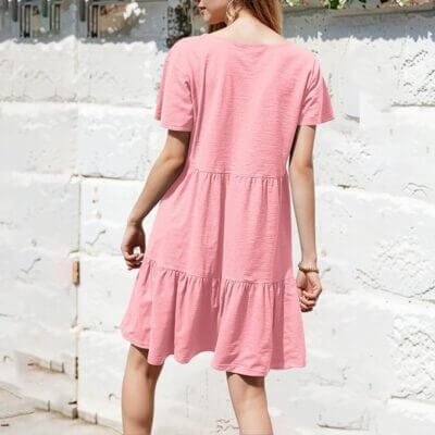 Locker geschnittenes Stufenkleid mit kurzem Arm und Rundhals
