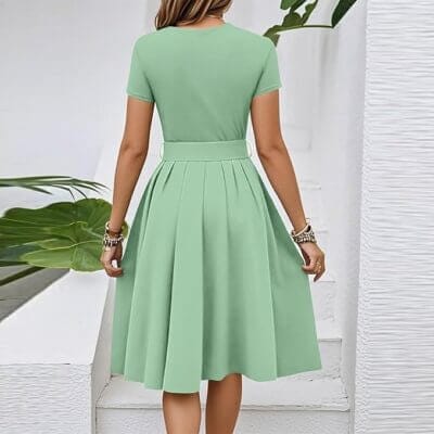 Das leichte Sommerkleid für Damen bietet dir angenehme Frische bei jeder Temperatur.