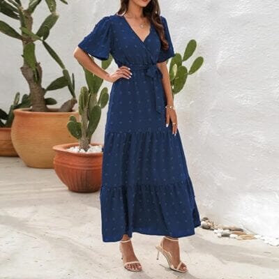 Luftiges Maxikleid mit Ärmeln und V-Ausschnitt für sommerliche Anlässe.
