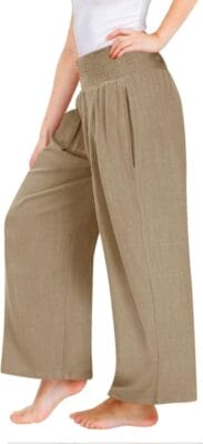 Locker geschnittene Mädchenhose mit weitem Bein für warme Tage.
