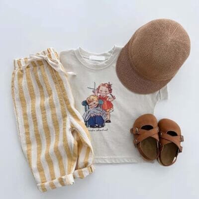 Sportlich gestreifte Kinderhose mit bequemem Schnitt und elastischem Bund.