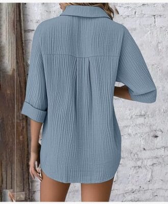 Klassisch geschnittene Bluse mit Knopfleiste und leichtem Stoff.