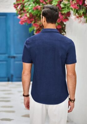 Das Herren Kurzarm Jeanshemd ist die perfekte Wahl für warme Tage.