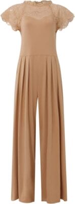 Der Jumpsuit für Damen verbindet modernes Design mit angenehmer Passform.