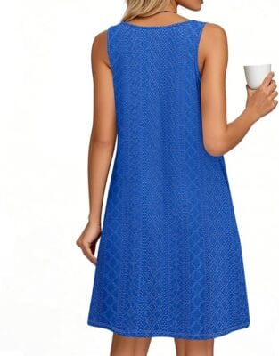 Das kurze Sommerkleid für Damen überzeugt mit leichtem Stoff und lockerer Passform.