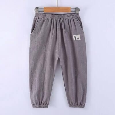 Bequeme Jungenhose mit elastischem Bund und robuster Verarbeitung.
