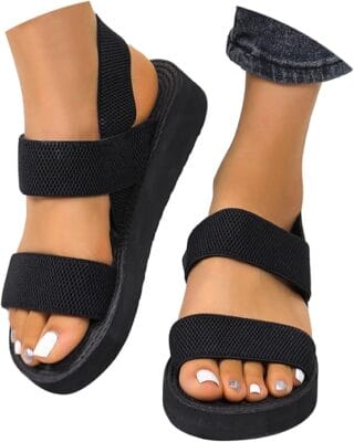 Leichte Damen-Sandalen mit rutschfester Sohle und verstellbaren Riemen für sicheren Halt.
