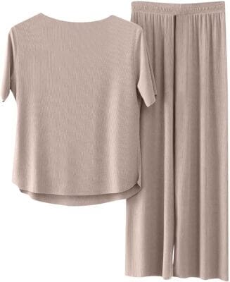 Zweiteiliges Damen-Schlafanzug Set mit bequemer Passform und weichem Stoff.
