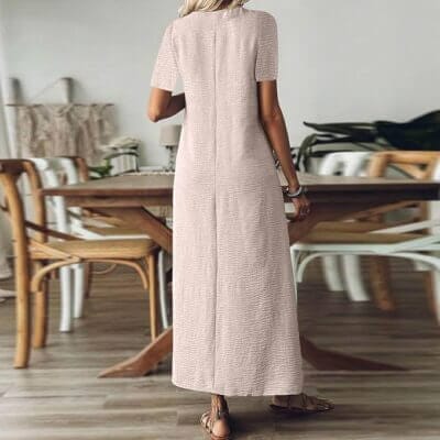 Ärmelloses Kleid aus leichtem Stoff – ideal für warme Sommertage.