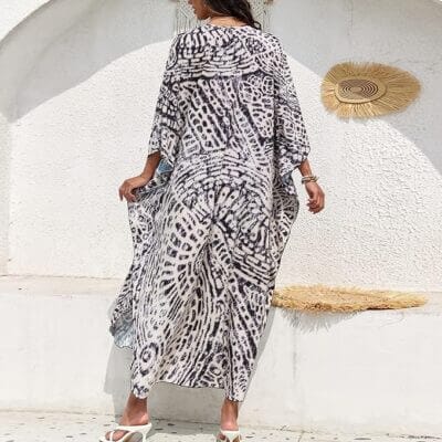 Luftiges Sommerkleid mit fließendem Schnitt für heiße Tage.